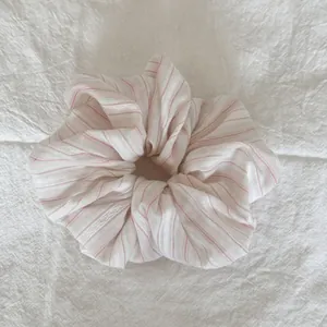 Chouchou volumineux style nuage avec rayures roses et vertes pour coiffures variées