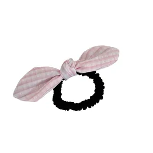 Elegante coletero con lazo de cuadros rosa y blanco y banda elástica negra para pelo