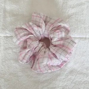 Choucou en tissu à carreaux roses avec design bouffant pour accessoires cheveux