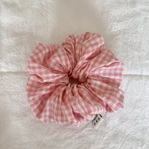 Chouchou géant rose à carreaux vichy pour chignon et queue de cheval élégante