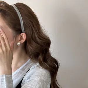 Vue détaillée d'un serre-tête gris gelée pour femmes montrant l'effet crâne haut chic.