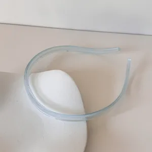 Détail macro montrant les dents antidérapantes et la texture bleu gelée translucide