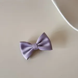 Pince à cheveux nœud en satin lavande élégante, accessoire de coiffure minimaliste.
