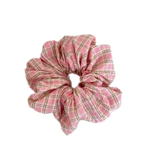 Chouchou en tissu surdimensionné à carreaux roses pour une coiffure de style preppy doux