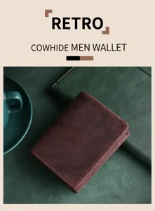 Primer plano de la cartera retro de cuero marrón para hombre sobre una superficie verde
