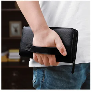 Detailansicht der schwarzen Leder-Herren-Clutch mit Handschlaufe und feiner Textur
