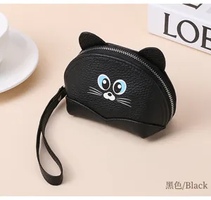 Primer plano del monedero de cuero negro con forma de gato y correa de mano suave