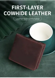 Primer plano de una cartera bifold de cuero de vaca marrón oscuro vintage para hombre
