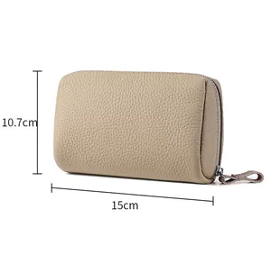 Vista detallada de la bolsa de maquillaje de cuero beige con medidas de 15cm por 10,7cm