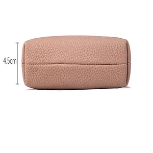 Detailansicht der 4,5 cm Dicke der Handy-Tasche aus Litschi-Leder.
