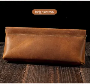 Détail d'une trousse à crayons vintage en cuir Crazy Horse marron avec fermeture ressort
