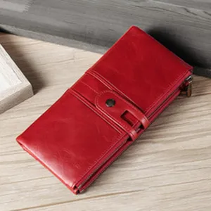 Primo piano della ricca trama della pelle cerata rossa vintage e del design con doppia zip