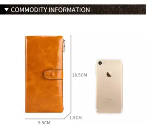 Detaillierte Maße der braunen Langbörse aus Ölwaechsleder im Vergleich zum iPhone