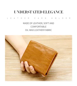 plano detalle de una cartera vintage de cuero encerado marrón en la mano
