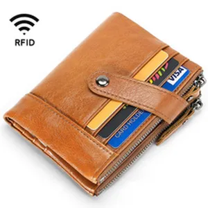 Dettaglio del portafoglio in pelle cerata marrone con doppia zip e RFID blocker