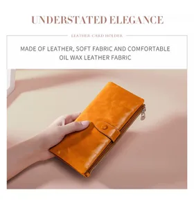 Detail der orangefarbenen Brieftasche aus Öl-Wachsleder mit weicher Textur