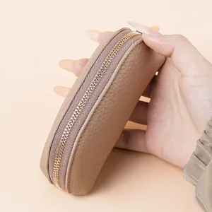 Compacte taupe lederen munttas met gouden rits voor dames