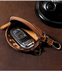 Detailansicht der Autoschlüsseltasche aus Crazy-Horse-Leder mit Reißverschluss