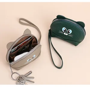Detalle interior del monedero de gato de cuero con ranuras para tarjetas y llaves
