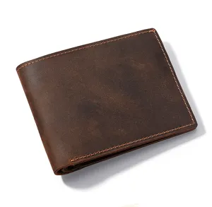 Primer plano de una cartera corta de hombre vintage de calidad en cuero crazy horse marrón