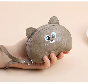 Primer plano de un lindo monedero de cuero real con forma de gato y correa de mano