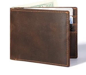 Detalle macro de una billetera para hombre en cuero vintage con múltiples ranuras