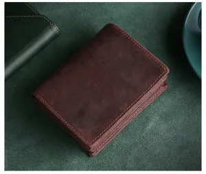 Primer plano de la cartera retro de cuero crazy horse marrón con costuras finas