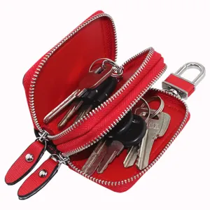 Dettaglio del portachiavi per auto in pelle rossa con doppia cerniera e chiavi interne incluse
