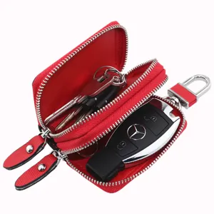 Vista ravvicinata di una custodia per chiavi auto in pelle rossa con doppia cerniera
