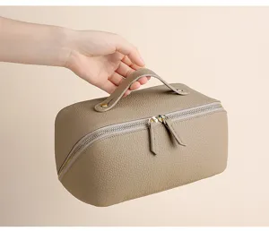 Detailansicht der beigen Kulturtasche aus echtem Leder mit Doppelreißverschlussöffnung