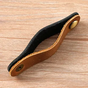 Organizzatore per cavi in pelle Crazy Horse con bottone a pressione in bronzo