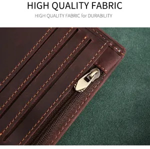 Primer plano de cartera retro de cuero Crazy Horse con costuras duraderas y cremallera