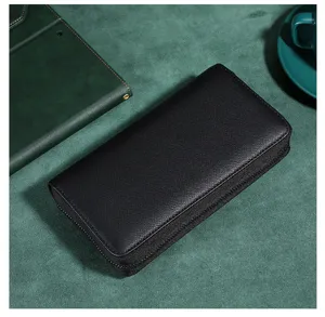 Hochwertige Detailansicht einer langen Herren-Echtleder-Clutch mit Reißverschluss in Schwarz
