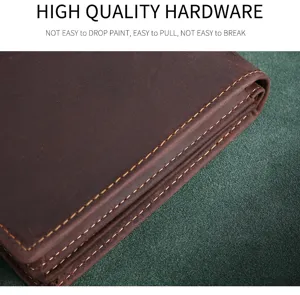 Primer plano de las costuras duraderas y la textura de cuero retro crazy horse de la cartera