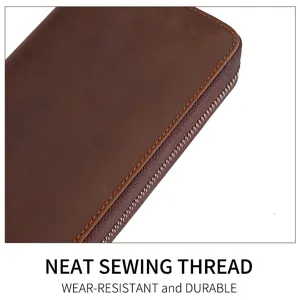 Detailaufnahme der ordentlichen orangefarbenen Nähte an einer braunen Leder-Herrenbrieftasche.