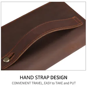 Detail des bequemen Leder-Handschlaufen-Designs an einer braunen Herren-Clutch