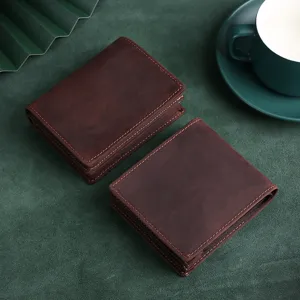 Carteras bifold vintage de cuero crazy horse premium para hombres sobre fondo verde