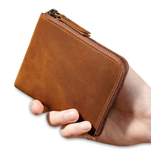 Braunes Mini-Münzfach aus Crazy-Horse-Leder mit Reißverschluss, zur Präsentation in der Hand