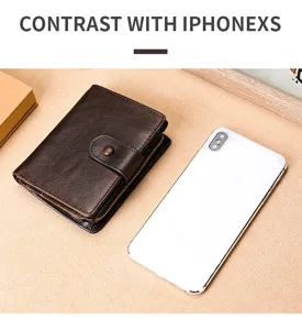 Nahaufnahme eines Herren-Portemonnaies aus Crazy-Horse-Leder im Größenvergleich zum iPhone X