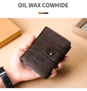 Detailansicht eines Premium-Herrenportemonnaies aus Öl-Wachs-Rindsleder mit Retro-Druckknopf.
