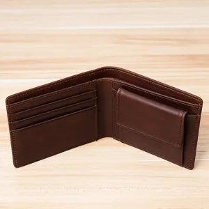 Portafoglio classico da uomo in pelle marrone con tasca per monete e fessure per carte