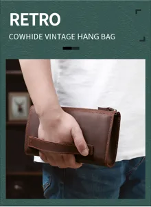Detail einer Herren-Clutch aus echtem Rindsleder mit Retro-Handschlaufen-Design