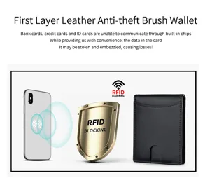 Detalle de tecnología de bloqueo RFID para billetera de hombre en cuero negro de calidad.
