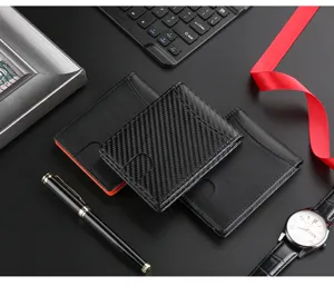 Detalle de carteras de fibra de carbono y cuero con accesorios de oficina elegantes.
