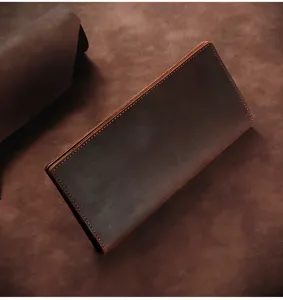 Detalle de una cartera larga para hombre en cuero Crazy Horse marrón oscuro premium