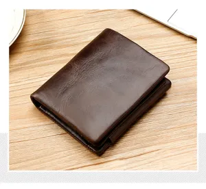 Primer plano de una cartera de hombre de cuero encerado marrón retro de tres pliegues