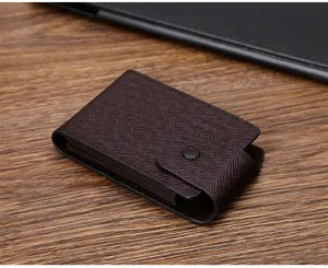 Detailansicht eines braunen Saffiano-Leder-Akkordeon-Kartenhalters auf einem Holztisch.