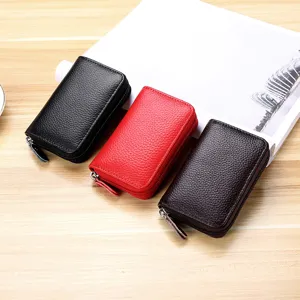 Primer plano de tres carteras de cuero con patrón de lichi en colores negro, rojo y marrón