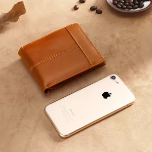 Vintage braunes Herren-Lederportemonnaie mit RFID-Schutz neben einem Smartphone präsentiert