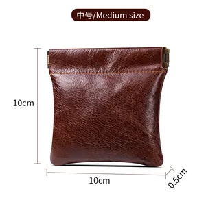 Détail d'un porte-monnaie rétro en cuir de vachette de 10x10 cm
